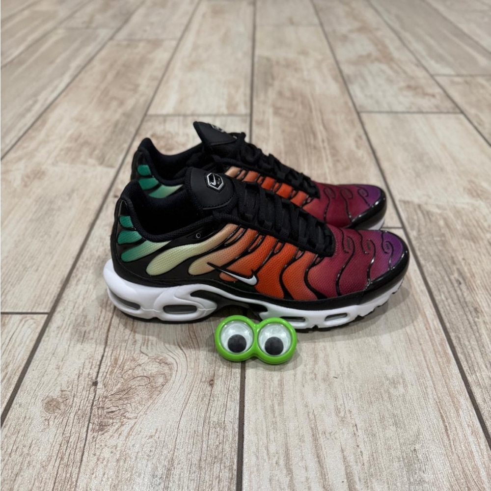 NEW! Nike Air Max Plus Rainbow Black White Viotech Team Red